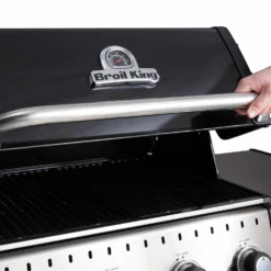 Broil King Baron 490 Black Gasgrill Inkl. Drehspieß - Modell 2023 - SMART Deal Inkl. Grillfürst Grill Control -Grill Verkaufs-Shop Broil King Gasgrill 875282 BARON490 ACTION 01