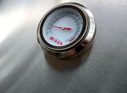 BULL Plancha Grill - Gasgrill -Grill Verkaufs-Shop Bull Plancha Griddle Grillstation Thermometer Detail 73008CEBU 3 1624532633