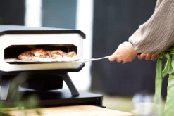 COZZE Pizzaofen Elektrisch 34 Cm (13") - Inkl. Pizzastein & Hitzeschild -Grill Verkaufs-Shop COZZE Elektro Pizzaofen 13 Zoll Lifestyle