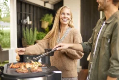 COZZE Plancha 600 / Plancha Grill Mit 2 Gusseisen Grillplatten -Grill Verkaufs-Shop COZZE Plancha 600 Lifestyle