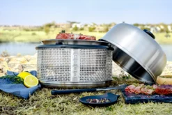 Cobb Grill Premier AIR Deluxe Holzkohlegrill - Modell 2023 -Grill Verkaufs-Shop Cobb Premier Air Deluxe Campinggrill Lifestyle