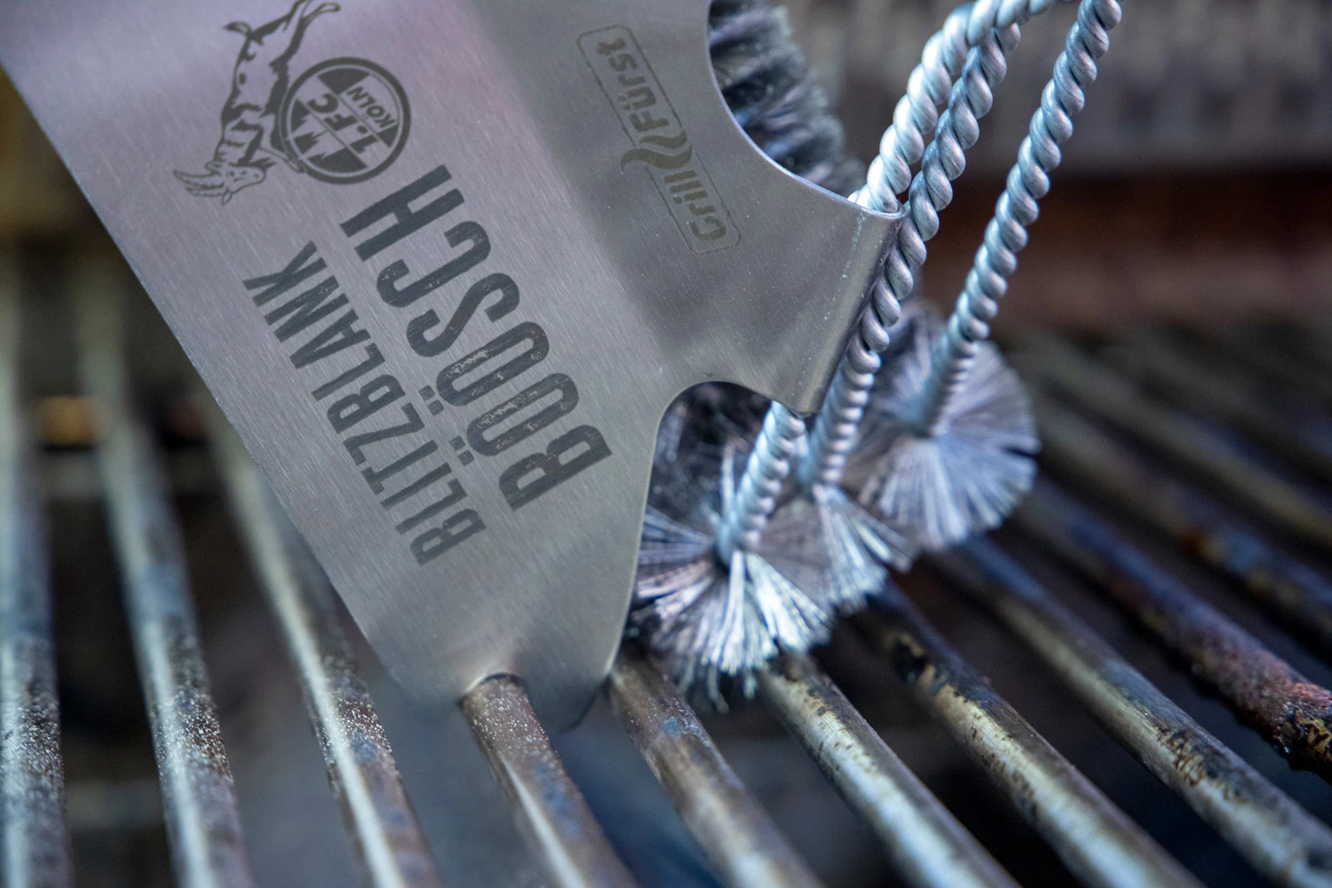 Grillfürst Grillbürste - 1. FC Köln Edition - Edelstahl, Mit Breitem 3-fach Bürstenkopf Und Schaber 3 Grillfürst Grillbürste - 1. FC Köln Edition - Edelstahl, Mit Breitem 3-fach Bürstenkopf Und Schaber – Bild 3