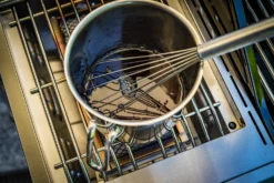 Grillfürst G621G 6-Brenner Edelstahl-Gasgrill Mit Hochtemperaturbrenner, Heckbrenner Und Gusseisen Rosten -Grill Verkaufs-Shop Grillfuerst Gasgrill G621G Seitenbrenner Topf 1