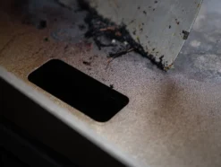 Grillfürst Plancha Grill - 2 Brenner Mit Insgesamt 7 KW Und Edelstahl Plancha - Inkl. 2 Stk. Plancha Spatel Und Grillzange -Grill Verkaufs-Shop Grillfuerst Plancha Grill Ablaufoeffnung