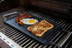 Grillfürst Universal Grillplatte / Wendeplatte Aus Gusseisen 35 X 20 Cm -Grill Verkaufs-Shop Grillfuerst eckige Universal Grillplatte auf Grillrost