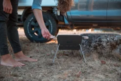 Knister Grill Small - Holzkohle Kompaktgrill -Grill Verkaufs-Shop Knister Grill Campinggrill Beine Wiese