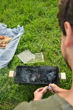 Knister Grill Original - Ausziehbarer Holzkohle Kompaktgrill -Grill Verkaufs-Shop Knister auf der Wiese