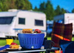 LotusGrill Classic - Holzkohle Tischgrill - Tiefblau Inkl. Tasche -Grill Verkaufs-Shop LotusGrill Ambiente Campingplatz