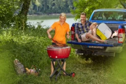 LotusGrill XXL - Holzkohle Grillstation - Feuerrot -Grill Verkaufs-Shop LotusGrill XXL Feuerrot unterwegs Campinggrill