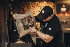 Moesta Pelletgrill Sheriff Inklusive Bambus Ablagebrett - Modell 2023 -Grill Verkaufs-Shop Moesta Sheriff Pelletgrill pellets einfuellen 10593