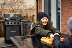 Napoleon Freestyle 425 Gasgrill, Graphit - Mit Sizzle Zone - Modell 2023 32 Napoleon Freestyle 425 Gasgrill, Graphit - Mit Sizzle Zone - Modell 2023 -Grill Verkaufs-Shop Napoleon Freestyle 425 SIB Lifestyle Balkon 1