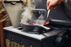 Napoleon Freestyle 365 Gasgrill, Graphit - Mit Seitenbrenner - Modell 2023 - X-DEAL Inkl. Abdeckhaube Und Gussplatte -Grill Verkaufs-Shop Napoleon Freestyle Seitenkocher 2