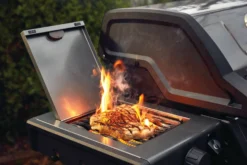 Napoleon Freestyle 425 Gasgrill, Graphit - Mit Sizzle Zone - Modell 2023 - X-DEAL Inkl. Drehspieß -Grill Verkaufs-Shop Napoleon Freestyle Sizzle Zone mit Steaks