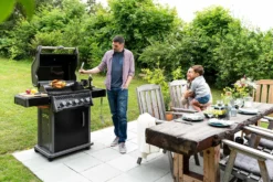 Napoleon Rogue 425 Gasgrill - All Black - Mit Seitenbrenner - Hero Modell 2023 Mit Heckbrenner Inkl. Drehspieß, Abdeckhaube Und Grillplatte -Grill Verkaufs-Shop Napoleon Gasgrill Rogue 425 Hero Lifestyle 01 1