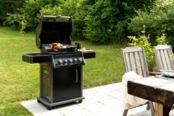 Napoleon Rogue 425 Gasgrill - All Black - Mit Seitenbrenner - Hero Modell 2023 Mit Heckbrenner Inkl. Drehspieß, Abdeckhaube Und Grillplatte -Grill Verkaufs-Shop Napoleon Gasgrill Rogue 425 Hero Lifestyle Drehspiess 1