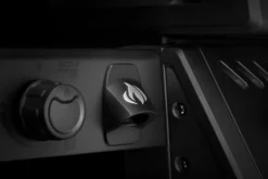 Napoleon Phantom Freestyle 425 Gasgrill, Mattschwarz - Mit Sizzle Zone Und Tür - Modell 2023 -Grill Verkaufs-Shop Napoleon Phantom Freestyle F425DSIBPK PHM Detail Bottle Opener