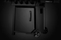 Napoleon Phantom Freestyle 425 Gasgrill, Mattschwarz - Mit Sizzle Zone Und Tür - Modell 2023 -Grill Verkaufs-Shop Napoleon Phantom Freestyle F425DSIBPK PHM Detail Compartment