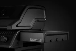 Napoleon Phantom Freestyle 425 Gasgrill, Mattschwarz - Mit Sizzle Zone Und Tür - Modell 2023 -Grill Verkaufs-Shop Napoleon Phantom Freestyle F425DSIBPK PHM Detail Side Shelves