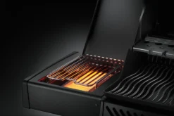 Napoleon Phantom Rogue SE 425 Gasgrill, Mattschwarz Mit Sizzle Zone Und Heckbrenner - Modell 2023 -Grill Verkaufs-Shop Napoleon Phantom Rogue RSE425SIBK 1PHM Detail Side Burnr No 16 1671185649