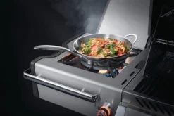 Napoleon Prestige Pro 825-3 Edelstahl Gasgrill Inkl. Drehspieß Und Bodenbeleuchtung + Gratis Napoleon Holzkohlegrill Kugelgrill Ø 57cm -Grill Verkaufs-Shop Napoleon Prestige Pro 825 Seitenbrenner Wok 2