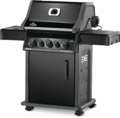 Napoleon Rogue 425 Gasgrill - All Black - Mit Seitenbrenner - Hero Modell 2023 Mit Heckbrenner Inkl. Drehspieß, Abdeckhaube Und Grillplatte -Grill Verkaufs-Shop Napoleon Rogue 425 Gasgrill Hero seitlich 1