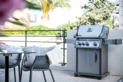 Napoleon Rogue XT 425 Edelstahl Gasgrill Mit Sizzle Zone - Modell 2023 -Grill Verkaufs-Shop Napoleon Rogue XT 425 Edelstahl Lifestyle