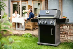 Napoleon Rogue XT 425 Gasgrill - All Black - Mit Sizzle Zone - Modell 2023 -Grill Verkaufs-Shop Napoleon Rogue XT 425 Gasgrill mit Sizzle Zone Lifestyle