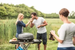 Napoleon TravelQ PRO285 Kompakt Gasgrill Schwarz Mit Klappbarem Wagen - Modell 2023 -Grill Verkaufs-Shop Napoleon portabler Gasgrill Travelq Pro285 x lifestyle 1