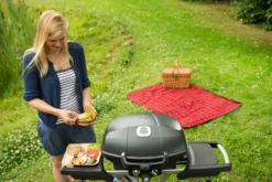 Napoleon TravelQ PRO285 Kompakt Gasgrill Schwarz Mit Klappbarem Wagen - Modell 2023 -Grill Verkaufs-Shop Napoleon portabler Gasgrill Travelq Pro285 x lifestyle 2