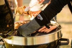 Napoleon Holzkohlegrill Kugelgrill Ø 57cm Mit Gussrost Und Deckelscharnier PRO22K-LEG 22 Napoleon Holzkohlegrill Kugelgrill Ø 57cm Mit Gussrost Und Deckelscharnier PRO22K-LEG -Grill Verkaufs-Shop Napoleon pro22k leg lifestyle2