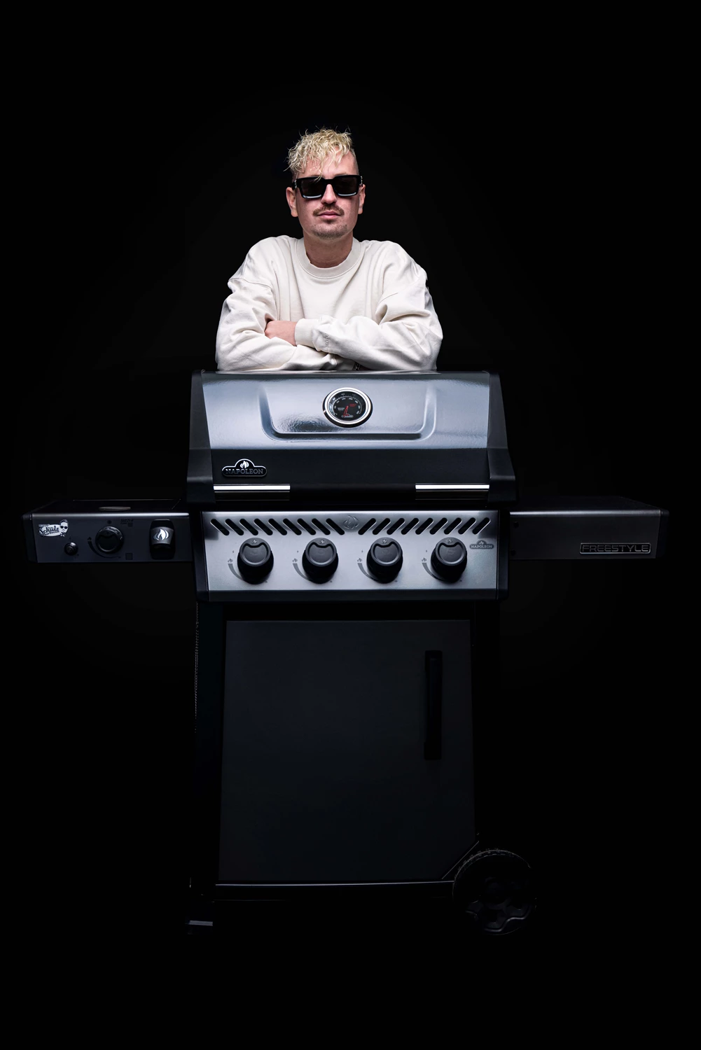 Napoleon Freestyle 425 Gasgrill - Mit Sizzle Zone - Limited Robin Schulz Barbecue Edition - Inkl. Mega Zubehörpaket 4 Napoleon Freestyle 425 Gasgrill - Mit Sizzle Zone - Limited Robin Schulz Barbecue Edition - Inkl. Mega Zubehörpaket – Bild 4