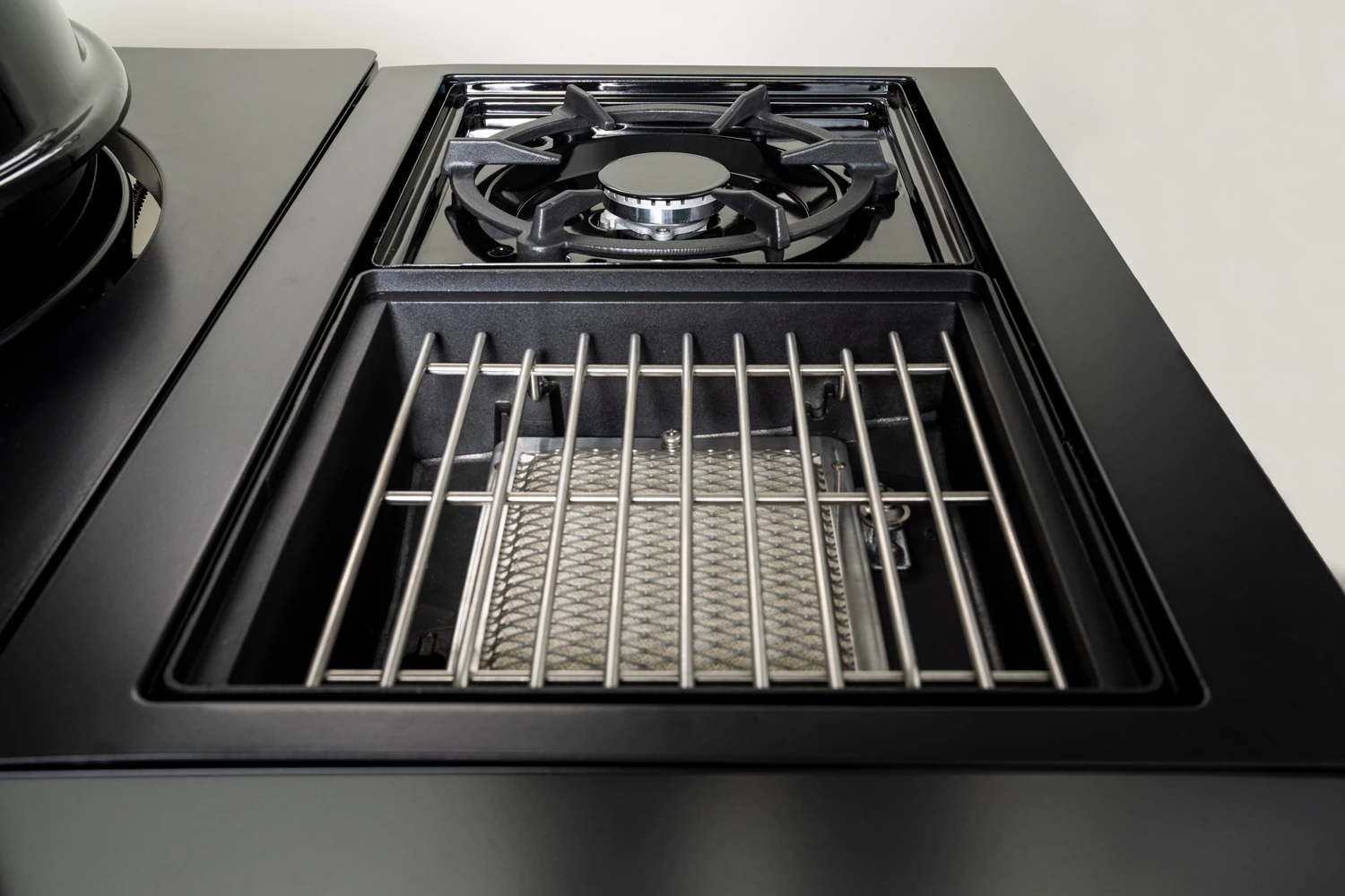 Outdoorchef Gas Kugelgrill Arosa 570 G Evo Black Style - Inkl. Blazing-/Cooking Zone Kit Plus 12 Outdoorchef Gas Kugelgrill Arosa 570 G Evo Black Style - Inkl. Blazing-/Cooking Zone Kit Plus – Bild 12