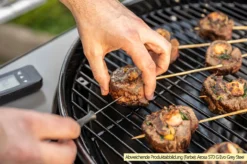 Outdoorchef Gas Kugelgrill Arosa 570 G Evo Black Style - Inkl. Blazing-/Cooking Zone Kit Plus 29 Outdoorchef Gas Kugelgrill Arosa 570 G Evo Black Style - Inkl. Blazing-/Cooking Zone Kit Plus -Grill Verkaufs-Shop Outdoorchef Arosa 570 G Evo emaillierter Grillrost