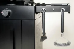 Outdoorchef Gas Kugelgrill Arosa 570 G Evo Black Style - Inkl. Blazing-/Cooking Zone Kit Plus 20 Outdoorchef Gas Kugelgrill Arosa 570 G Evo Black Style - Inkl. Blazing-/Cooking Zone Kit Plus -Grill Verkaufs-Shop Outdoorchef Arosa Gas Kugelgrill 570G EVO Black Style Seitenablage