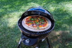 Outdoorchef Gas Kugelgrill Chelsea 420 G Pizzaofen - Pizza Chef Inkl. Grillfürst Pizzastein, Pizzaheber Und Pizzaschneider -Grill Verkaufs-Shop Outdoorchef Chelsea 420 G Gas Kugelgrill Pizzaofen 1