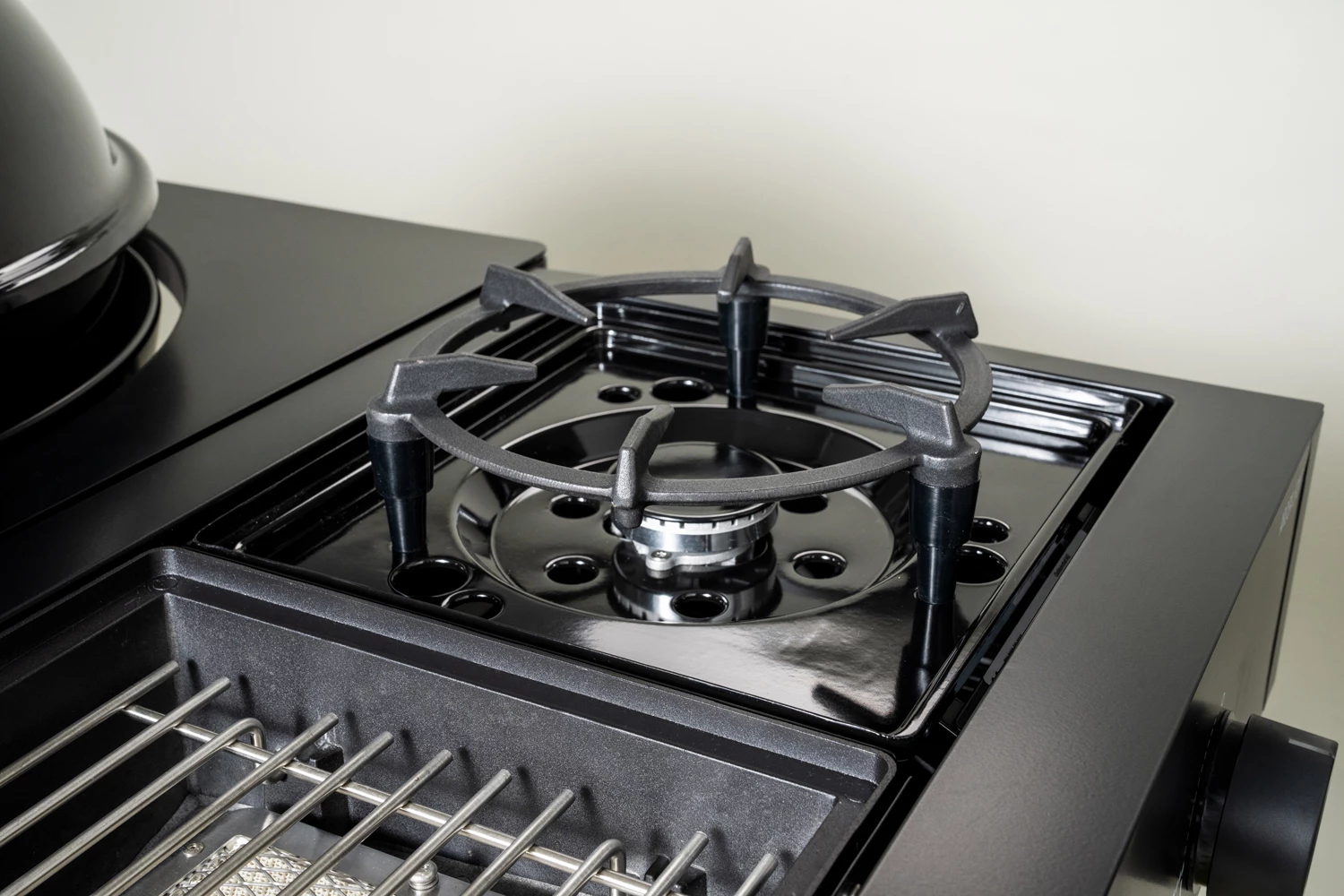 Outdoorchef Gas Kugelgrill Arosa 570 G Evo Black Style - Inkl. Blazing-/Cooking Zone Kit Plus 11 Outdoorchef Gas Kugelgrill Arosa 570 G Evo Black Style - Inkl. Blazing-/Cooking Zone Kit Plus – Bild 11