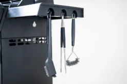 Outdoorchef Dualchef 425 G BZ Gasgrill Mit Blazing Zone Infrarotbrenner + DGS Gusseisen Grillrost 2 Stk.+ DGS Gemüse Grillrost 2 Stk. -Grill Verkaufs-Shop Outdoorchef Dualchef 425G BZ Detail Besteckhalter