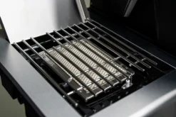 Outdoorchef Dualchef 425 G BZ Gasgrill Mit Blazing Zone Infrarotbrenner + DGS Gusseisen Grillrost 2 Stk.+ DGS Gemüse Grillrost 2 Stk. -Grill Verkaufs-Shop Outdoorchef Dualchef 425G BZ Detail Blazing Zone