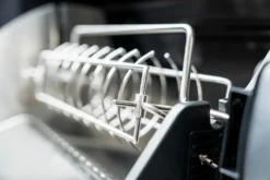 Outdoorchef Dualchef 425 G BZ Gasgrill Mit Blazing Zone Infrarotbrenner + DGS Gusseisen Grillrost 2 Stk.+ DGS Gemüse Grillrost 2 Stk. -Grill Verkaufs-Shop Outdoorchef Dualchef 425G BZ Detail Heat Diffuser