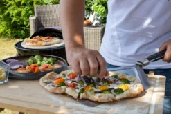 Outdoorchef Gas Kugelgrill Chelsea 420 G Pizzaofen - Pizza Chef Inkl. Grillfürst Pizzastein, Pizzaheber Und Pizzaschneider -Grill Verkaufs-Shop Outdoorchef Pizzaofen Set Chelsea Grillfuerst Pizzaschneider