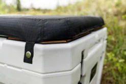 Petromax Kühlbox 25 Liter Alpenweiß - Grillfürst DEAL Inkl. Sitzkissen, Haft-Unterlage Und Einsatzkorb -Grill Verkaufs-Shop Petromax KX25 Kuehlbox Haftunterlage Sitzkissen