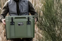 Petromax Kühlbox 25 Liter Oliv - Inkl. Sitzkissen, Haft-Unterlage Und Einsatzkorb -Grill Verkaufs-Shop Petromax Kuehlbox kx25 oliv anwendung