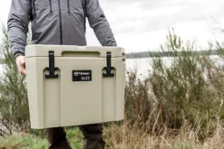 Petromax Kühlbox 25 Liter Sand - Inkl. Sitzkissen, Haft-Unterlage Und Einsatzkorb -Grill Verkaufs-Shop Petromax Kuehlbox kx25 sand anwendung