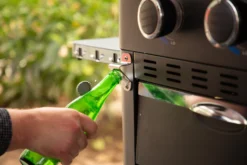 Pit Boss Planchagrill Ultimate Plancha 5-Brenner - Grillstation 18 Pit Boss Planchagrill Ultimate Plancha 5-Brenner - Grillstation -Grill Verkaufs-Shop Pit Boss Planchagrill Ultimate 5 Brenner Flaschenoeffner