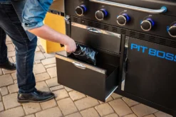 Pit Boss Planchagrill Ultimate Plancha 5-Brenner - Grillstation 23 Pit Boss Planchagrill Ultimate Plancha 5-Brenner - Grillstation -Grill Verkaufs-Shop Pit Boss Planchagrill Ultimate 5 Brenner Unterschrank Schubladen