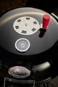 Rösle Holzkohlegrill Kugelgrill No.1 F50 Sport - FC Bayern Edition -Grill Verkaufs-Shop Roesle FC Bayern Deckelthermometer Logo 1