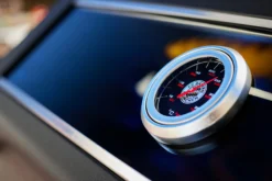 Rösle Videro G3-S VARIO+ Schwarz Gasgrill - FC Bayern Edition - Inkl. FC Bayern Abdeckhaube, Barbecue Grillzange Und Burgerpresse -Grill Verkaufs-Shop Roesle FC Bayern Gasgrill Logo Deckelthermometer 2