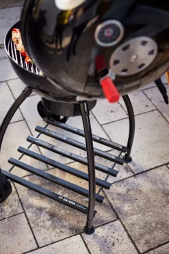 Rösle Holzkohlegrill Kugelgrill No.1 F50 Sport - FC Bayern Edition - Inkl. FC Bayern Abdeckhaube -Grill Verkaufs-Shop Roesle FC Bayern Kugelgrill Schriftzug Untergestell