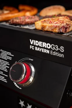 Rösle Videro G3-S VARIO+ Schwarz Gasgrill - FC Bayern Edition - Inkl. FC Bayern Abdeckhaube, Barbecue Grillzange Und Burgerpresse -Grill Verkaufs-Shop Roesle Gasgrill Videro G3 S FC Bayern Edition Bedienblende 1