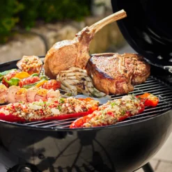 Rösle Holzkohlegrill Kugelgrill No.1 F50 Sport - FC Bayern Edition - Inkl. FC Bayern Abdeckhaube -Grill Verkaufs-Shop Roesle Holzkohle Kugelgrill Sport F50 FC Bayern Grillgut